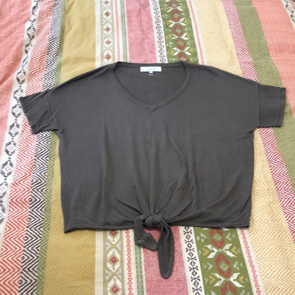 Green cropped short sleeve sweater.